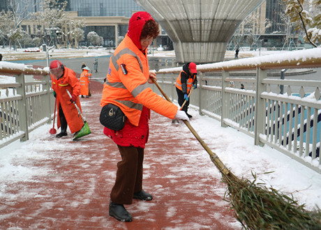 掃積雪 掛燈籠 達坤創(chuàng)造冬日之美