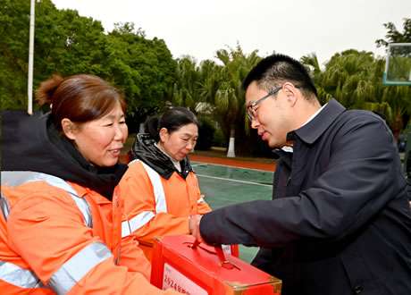 谷雨看望慰問(wèn)一線(xiàn)環(huán)衛(wèi)工人