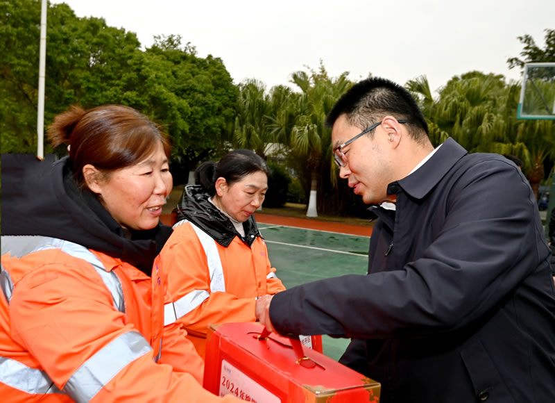 谷雨看望慰問(wèn)一線環(huán)衛(wèi)工人.jpg